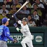 阪神-横浜　６回裏阪神２死一、二塁、代打の木浪が三振に倒れる＝甲子園球場（撮影・鈴木雅之）