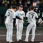 阪神-横浜　１回表横浜１死一、二塁、宮崎にタイムリーを浴び、マウンドに集まる阪神ナイン＝甲子園球場（撮影・鈴木雅之）