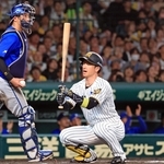 阪神-横浜　７回無死一、二塁も三振に倒れる近本＝１４日夜、西宮市の甲子園球場（撮影・丸山桃奈）