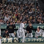 阪神-横浜　９回裏阪神無死一、二塁、バントを決めた伏見を迎える阪神ベンチ＝甲子園球場（撮影・鈴木雅之）