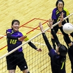 大久保北Ｂ．Ｆ．Ｃ．-大久保コミセン　第２セット　強烈なスパイクを決める大久保北Ｂ．Ｆ．Ｃ．の早川（左端）＝グリーンアリーナ神戸サブ