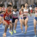 陸上男女混合１６００メートルリレー決勝　兵庫の幸長（中央右）が山下（同左）にバトンをつなぐ＝青森市のカクヒログループアスレチックスタジアム（撮影・大田将之）