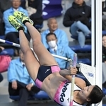 陸上成年女子棒高跳び決勝　３位に入った兵庫の那須真由＝青森市、カクヒログループアスレチックスタジアム（撮影・大田将之）