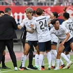 岡山－神戸　後半、チーム２点目のゴールを決め、喜ぶ大迫（手前左から２人目）や岩本（手前右）ら神戸イレブン