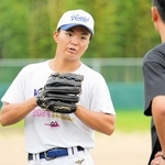 プロ野球での活躍を目指す大経大の常深颯大＝大阪府茨木市
