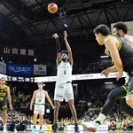 仙台－神戸　１２得点したマクダニエルズ（中央）＝Ｂリーグ提供