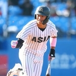 ９回、勝ち越し二塁打を放ち、拳を握る山里