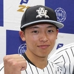 こぶしを握る亜大・山里＝神宮（撮影・佐々木彰尚）