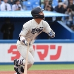 ２回裏明大、１死一、二塁、榊原七斗は右越えに３ランを放つ＝神宮（撮影・佐々木彰尚）