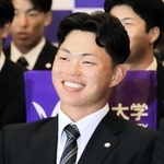阪神からドラフト１位指名を受けた明治大の榊原七斗外野手＝２２日午後、東京都千代田区（撮影・宮崎真彦）