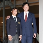 広島にドラフト１位指名され、新井貴浩監督（右）からあいさつされる亜大・山里宝＝２２日夜、東京都武蔵野市（撮影・伊藤笙子）