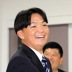 指名されて喜びの表情を浮かべる大経大の常深颯大投手＝２２日、大阪市東淀川区（撮影・大山伸一郎）