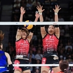 今季もブロックで重要な役目を果たす姫路の伊藤（右）＝９月２２日、大和工業アリーナ姫路