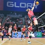 今秋開業した大和工業アリーナ姫路での初戦に臨んだ姫路の選手たち＝２４日午後、姫路市西延末（撮影・吉田敦史）
