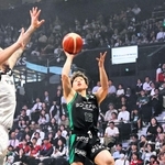神戸－三遠　後半開始早々、ジャンプシュートを決める神戸の木村（右）