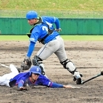決勝の３回１死二、三塁から犠飛で生還した住友電工伊丹の杉下（左下）