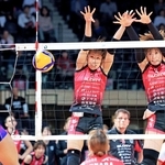 姫路－ＰＦＵ　第２セット、姫路の田中（中央）と佐々木（右）がＰＦＵ・上村（左）のスパイクをブロックするもアウトとなる（撮影・吉田敦史）