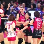 第３セット、アタックが決まり17ー12として喜ぶトドロヴァ（中央）に駆け寄る姫路の選手たち＝姫路市、大和工業アリーナ