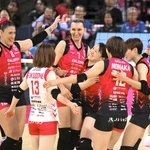 第３セット、アタックが決まり、喜ぶトドロヴァ（中央）に駆け寄る姫路の選手たち