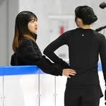 三宅咲綺（右）を指導する坂本花織さん＝７月４日、大阪府泉佐野市の関空アイスアリーナ