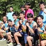 ４年ぶりに出場する県高校駅伝に向けて気合を込める男子・尼崎稲園の蓑田昊汰主将（前列右端）らメンバー＝西宮市、武庫川河川敷