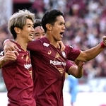 神戸－名古屋　前半、ゴールを決め、大迫（左）らと喜ぶ神戸の武藤＝ノエビアスタジアム神戸（撮影・斎藤雅志）
