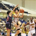 彩星工科-育英　後半、ゴール下に果敢に切り込む彩星工科の中内（中央）。右は留学生ネヘマイア＝グリーンアリーナ神戸