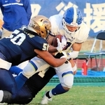 関大-関学大　第３クオーター、関学大の藤田（右）がインターセプトを決め、敵陣深くまでリターンする＝たけびしスタジアム京都