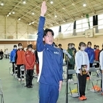 兵庫県高校駅伝の開会式で選手宣誓をする男子・西脇工の高林恭大主将＝丹波篠山市、篠山鳳鳴高
