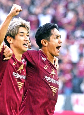 神戸－名古屋　前半、ゴールを決め大迫（左）らと喜ぶ武藤（撮影・斎藤雅志）