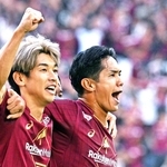 神戸－名古屋　前半、ゴールを決め大迫（左）らと喜ぶ武藤（撮影・斎藤雅志）