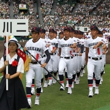 神戸新聞NEXT｜兵庫県内｜スポーツ｜兵庫の高校野球｜兵庫のニュース｜甲子園開幕 １００年目の夏 滝川第二 力強く