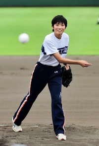 神戸新聞next 兵庫県内 スポーツ 兵庫の高校野球 兵庫のニュース 兵庫大会開会式 思い出に残る一瞬に 高橋さん 西脇工 が始球式 神戸新聞next 兵庫県内 スポーツ 兵庫の高校野球 兵庫のニュース 兵庫大会開会式 思い出に残る一瞬に 高橋さん 西脇工 が始球式