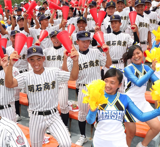 高校野球兵庫大会決勝 試合前からスタンド熱く | 高校野球ニュース | 神戸新聞NEXT