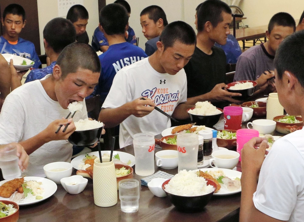 神戸新聞next 高校野球ニュース 強さの秘密は山盛り飯 神戸国際大付支える選手寮