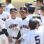 ３位決定戦で市尼崎に競り勝ち、笑顔で整列する羽地（中央）ら神港学園ナイン＝明石トーカロ（撮影・吉田敦史）