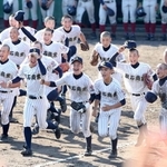 ２年ぶり２度目の優勝を果たし、笑顔で駆けだす明石商ナイン＝明石トーカロ（撮影・吉田敦史）