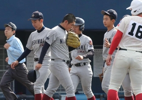 智弁学園－西脇工　９回裏智弁学園２死二塁、サヨナラ２点本塁打を打たれ、肩を落として整列に向かう西脇工の山中（中央手前）＝撮影・大森　武