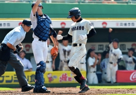 神戸弘陵－村野工　２回裏村野工１死三塁、東崎の中前適時打で田口が生還する＝ほっともっと神戸（撮影・後藤亮平）