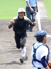 加古川東－相生産　１０回表加古川東１死三塁、黒川が雄たけびを上げ、勝ち越しのホームに向かう＝高砂（撮影・吉田敦史）