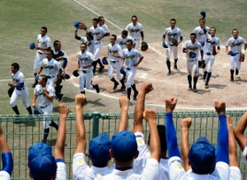 校歌を歌い終え、観客席に駆け寄る三田西陵の選手たち＝アメニスキッピースタジアム