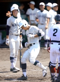神戸高専-長田　２回表長田２死、左越え本塁打を放ち、生還する山田直（中央）＝明石トーカロ（撮影・大森　武）