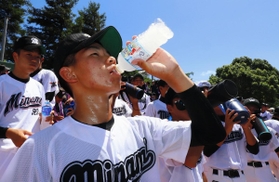 持参した水やスポーツドリンクを補給する応援団＝明石トーカロ球場（撮影・大山伸一郎）