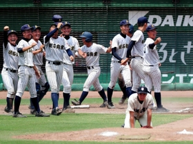 １０回裏　サヨナラ勝ちで決勝進出を決め喜ぶ明石商業ナイン＝ほっともっと神戸（撮影・大山伸一郎）