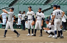 打席に入り、マウンドまでの距離感を確かめる明石商ナイン（撮影・後藤亮平）