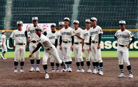 マウンドの感触を確認する報徳ナイン（撮影・後藤亮平）