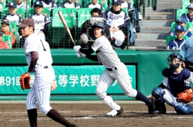 明石商－国士舘　２回裏明石商２死満塁、来田が２点適時打を放つ（撮影・大山伸一郎）