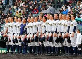 大分に快勝し、笑顔で校歌を斉唱する明石商ナイン＝甲子園球場（撮影・吉田敦史）