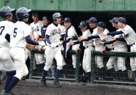 神戸北-篠山産　８回表神戸北１死一、三塁、松村の犠飛で決勝点を挙げ、笑顔を見せる神戸北ナイン