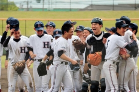 西宮東－関学　３５年ぶりの８強入りを決め、笑顔でたたえ合う西宮東ナイン